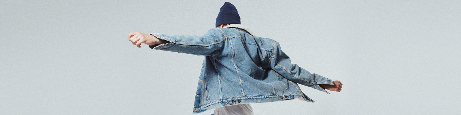 Jeansowe, męskie stylizacje na pierwsze chłody