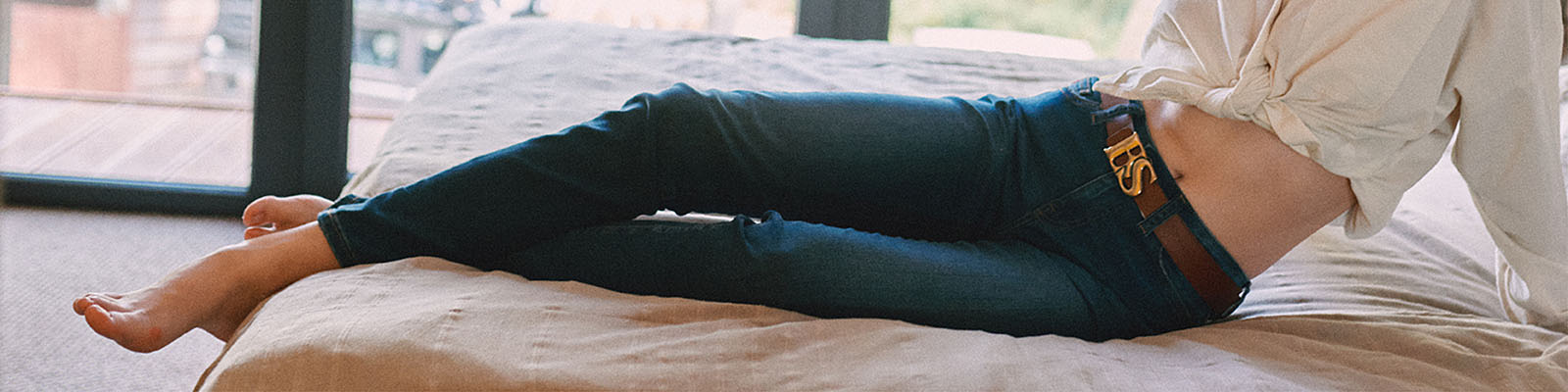 Jak stylizować jeans w damskich stylizacjach jesienią i zimą?