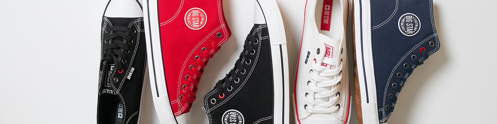 Jakie buty pasują do jeansów z szerokimi nogawkami?