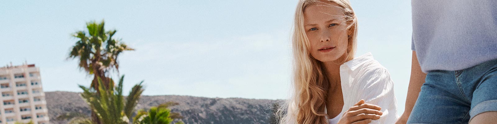 Jak stylizować jasne jeansy, żeby dobrze wyglądać?