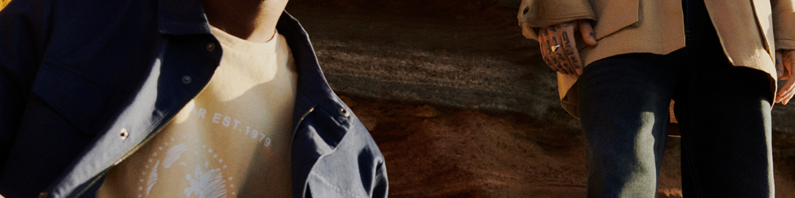 Jak stylizować ciemne jeansy?