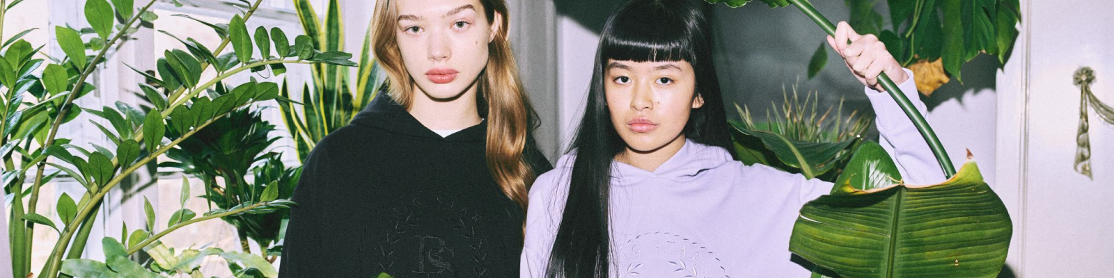 Outfity z bluzą w roli głównej. Z czym ją łączyć?