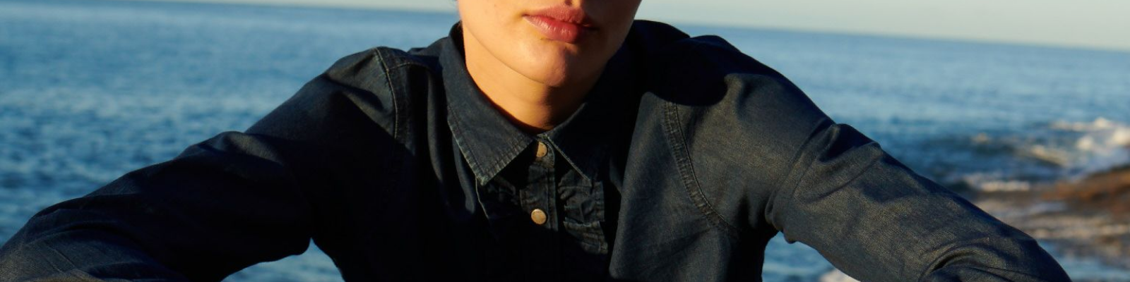 Koszula i dżinsy – przepis na udaną stylizację?