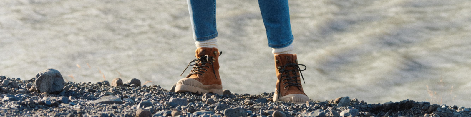 Jak nosić jeansy z butami za kolano?