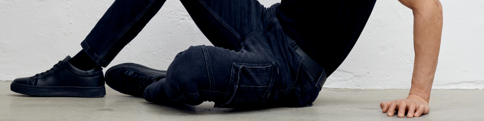 Jak dobrać trampki do męskiego garnituru?