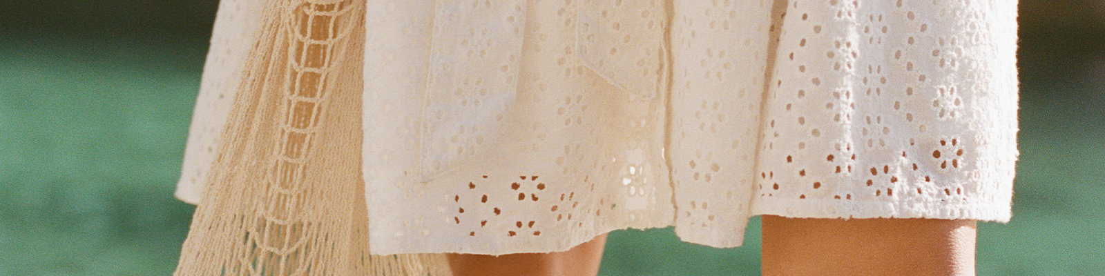 Total white look. Podpowiadamy, jak stworzyć modną białą stylizację!