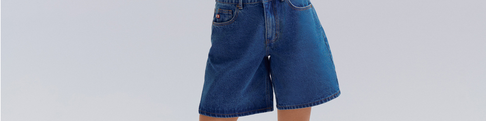 Ponadczasowe stylizacje z serialu „Przyjaciele". Jak stworzyć kultowy look a’la Rachel, Monica i Phoebe?