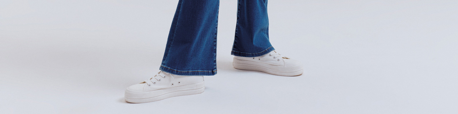 Jakie buty założyć do jeansów latem 2023?