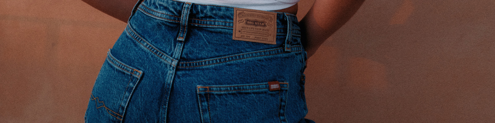 Na czym polega styl vintage? Poznaj wskazówki, jak nosić ubrania z minionych dekad!