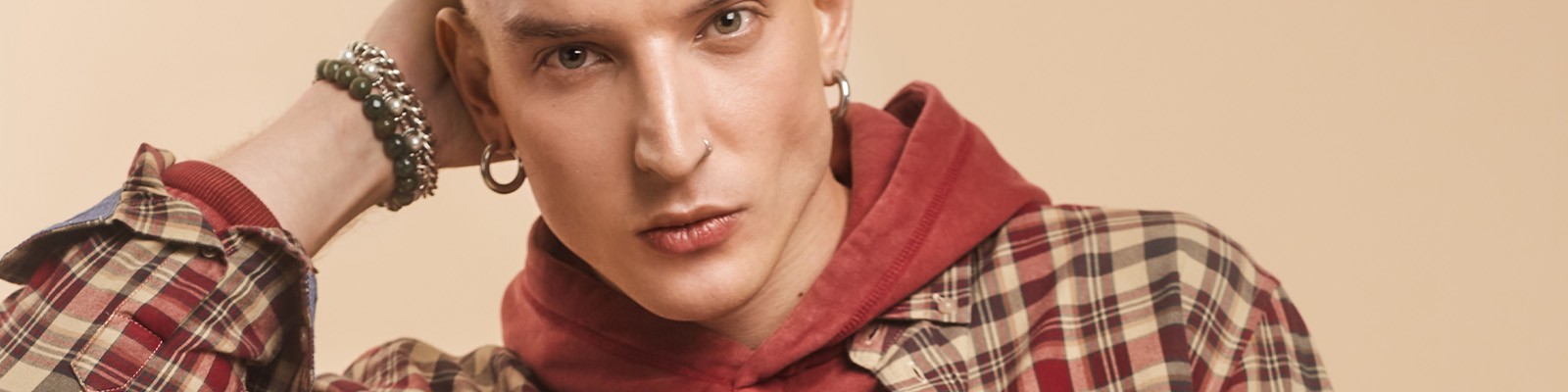 Ripped jeans – spodnie z przetarciami. Jak je stylizować?