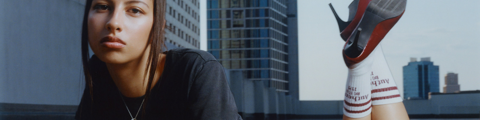 Rodzaje i fasony dekoltów w koszulkach – jak wybrać te najlepsze dla siebie?