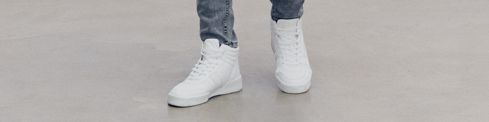 Jakie buty pasują do szarych jeansów? 5 modnych propozycji dla niego!