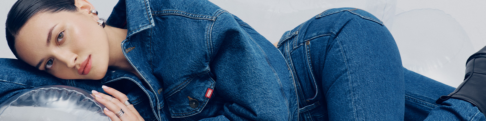 Najgorętsze trendy na sezon wiosna-lato 2024: minimalizm lat 90. w nowoczesnej odsłonie