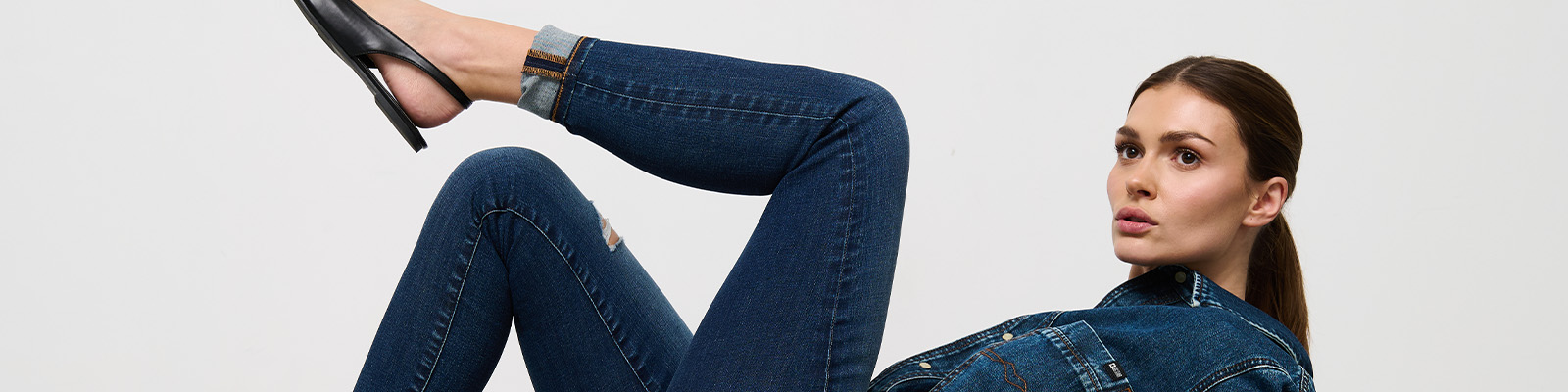 Wiosenne stylizacje do pracy – w co się ubrać do biura?