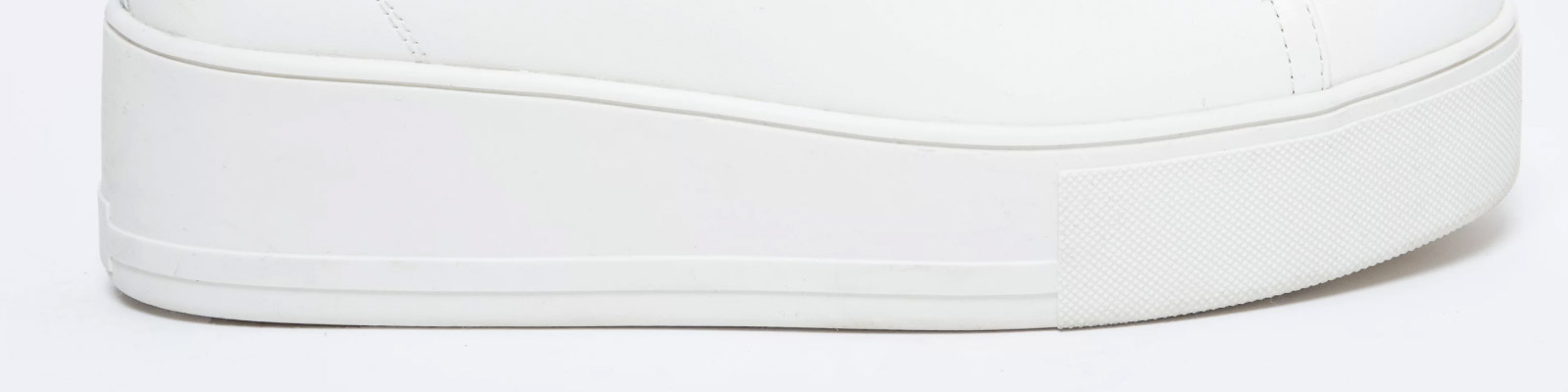 Jak dodać charakteru stylizacji butami na grubej podeszwie?