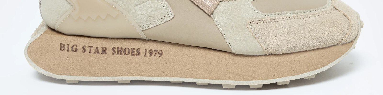 Do jakich stylizacji pasują sneakersy na platformie?