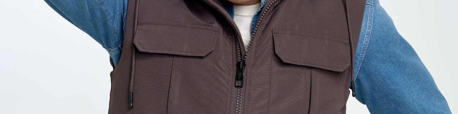 Jak nosić kamizelkę męską? Pomysły na modne stylizacje