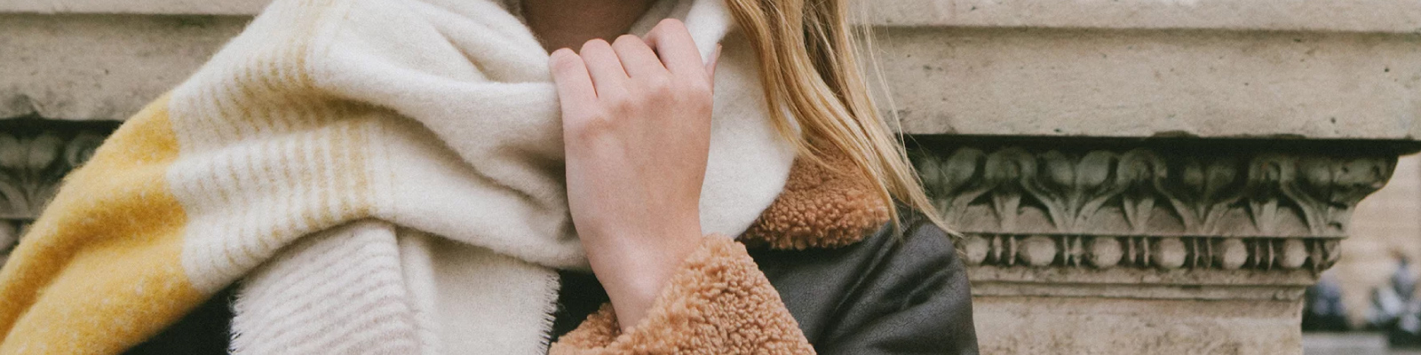 10 sposobów na stylowe wiązanie szala i apaszki – porady na każdą okazję