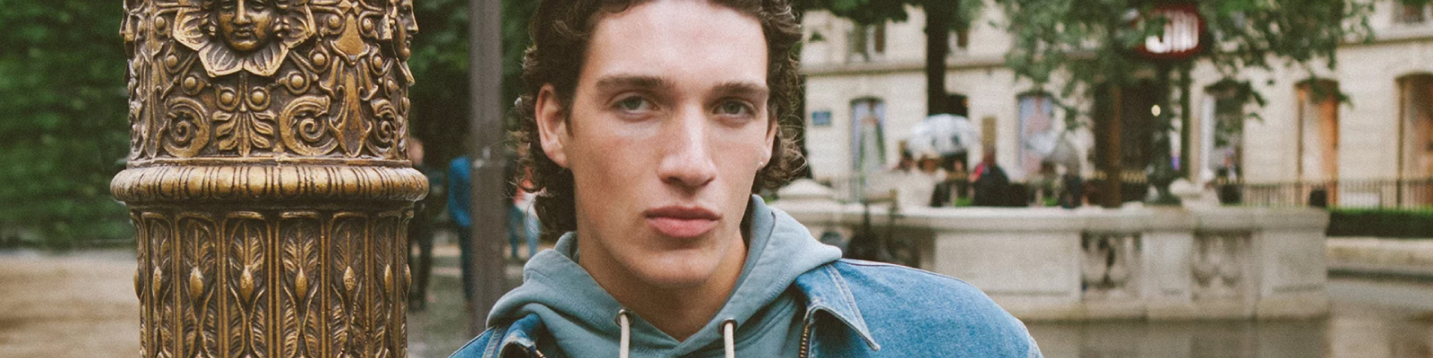 Bluzy męskie z kapturem vs. bez kaptura. Którą wybrać?