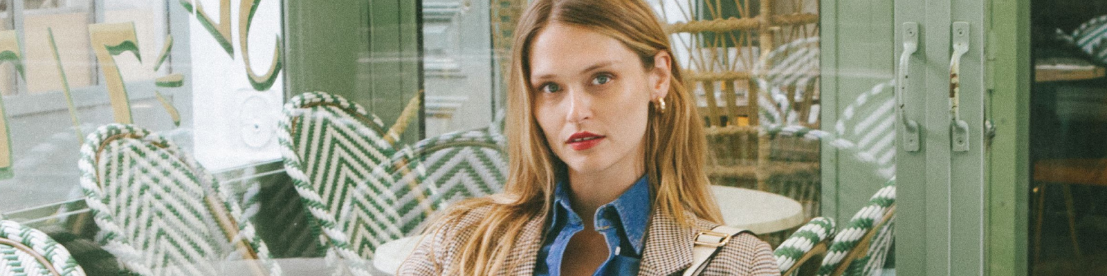 Francuski styl w codziennych stylizacjach. Jakie ubrania i dodatki trzeba mieć w swojej garderobie?