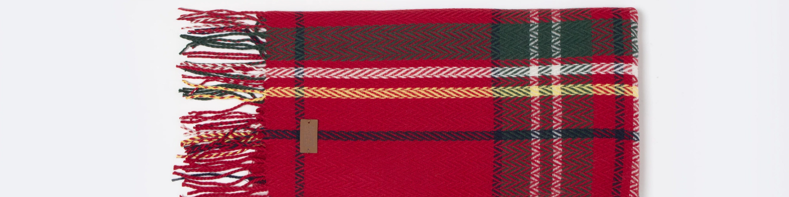 Jak nosić czerwień w świątecznych stylizacjach?