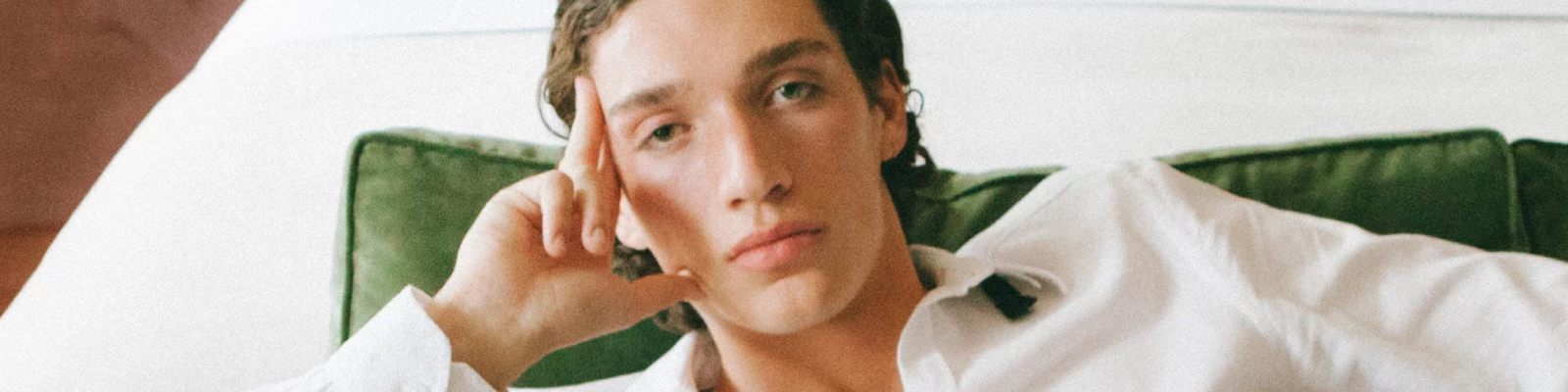 Jak dopasować strój do partnerki na studniówkę? Porady dla panów