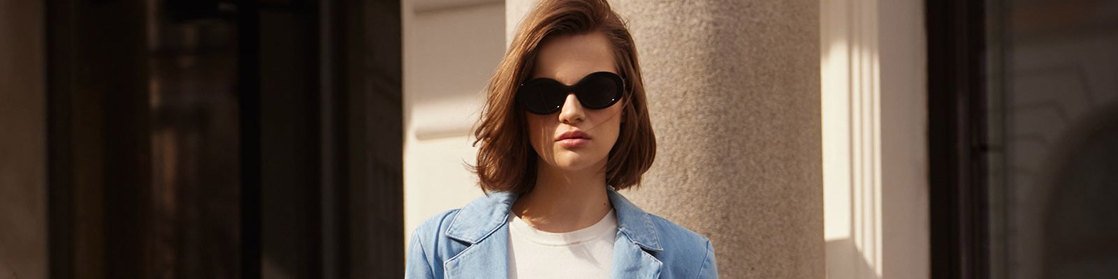 Styl Seleny Gomez w codziennych stylizacjach – elegancka i kobieca wersja streetwear. Jak go odtworzyć?