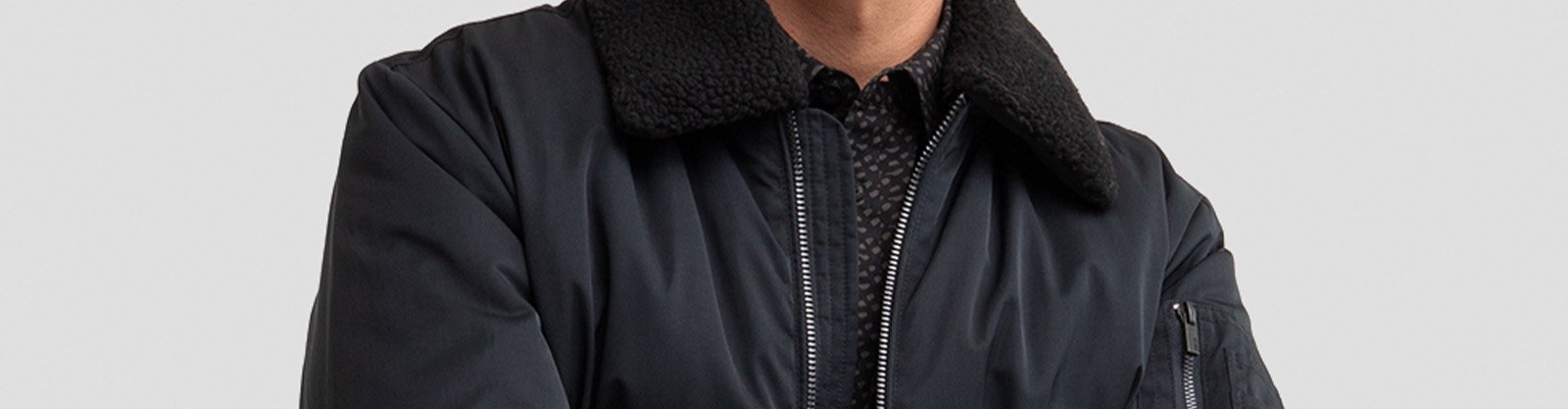 Płaszcz czy kurtka na zimę? Cechy, zastosowanie i stylizacje