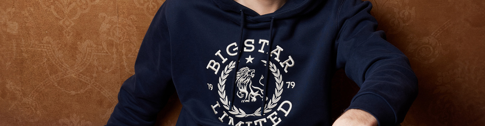 Jak nosić bluzy? Polecane stylizacje dla niej i dla niego