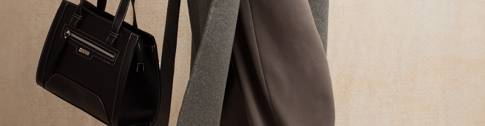 Stylizacje z plisowaną spódnicą! Jakie bluzki, buty i narzuty wybrać?