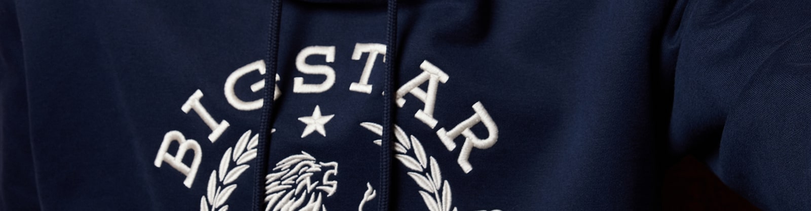 Jaki kolor pasuje do granatowego ubrania? Sprawdzone połączenia barw i wzorów