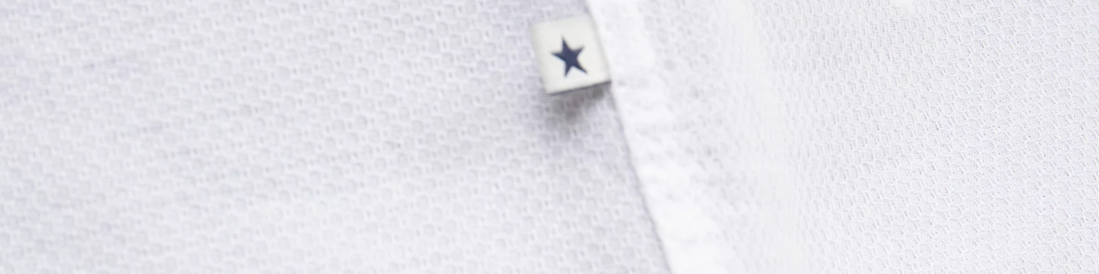 Jak nosić białą koszulę? Poradnik stylizacji dla niej i dla niego