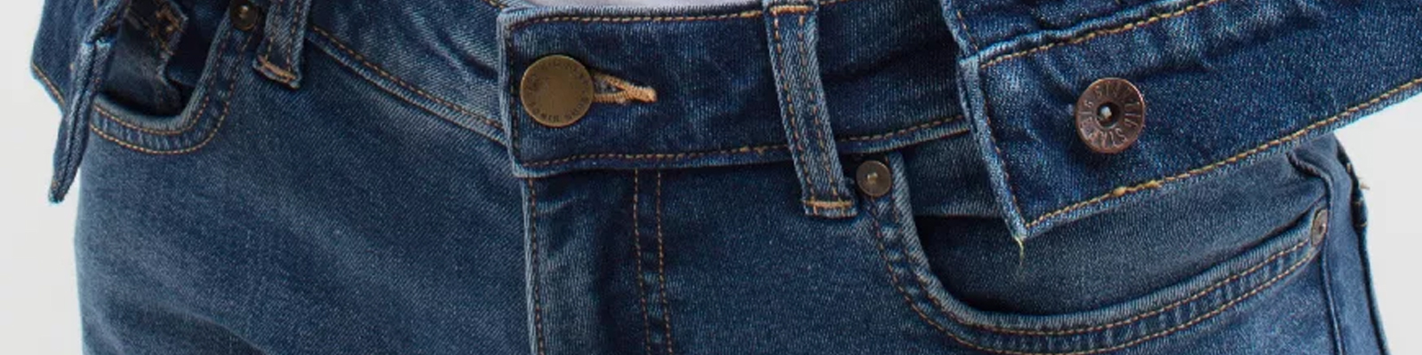 Jakie spodnie do kurtki jeansowej? Stylizacje dla niej i dla niego