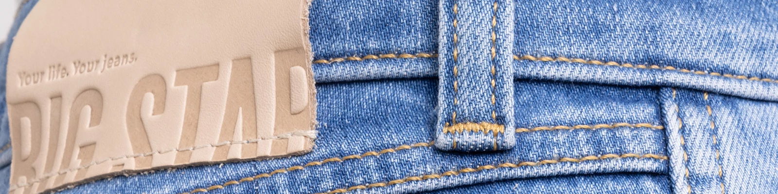 Sienna Miller i jej styl na przestrzeni lat - jak odtworzyć stylizacje modnej ikony?