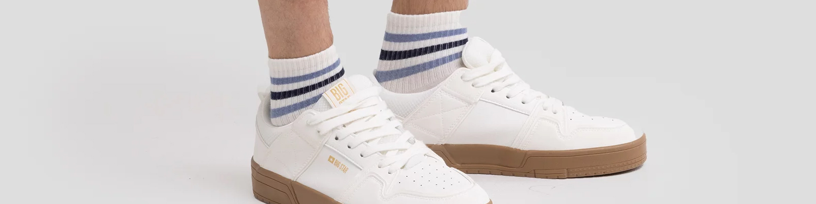 Długie skarpetki do krótkich spodenek - czy to ma sens? Poznaj modne połączenia