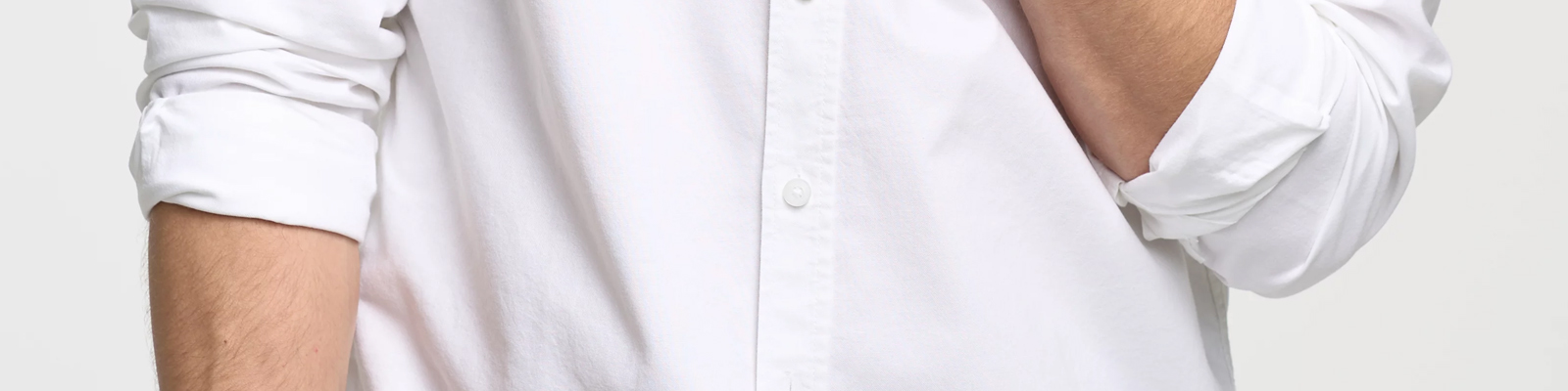 Trend na podwijanie rękawów w koszulach i marynarkach. Jak robić to stylowo?