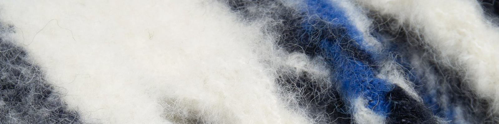 Jak wiązać apaszki i szale, by stały się najmocniejszym akcentem stylizacji?