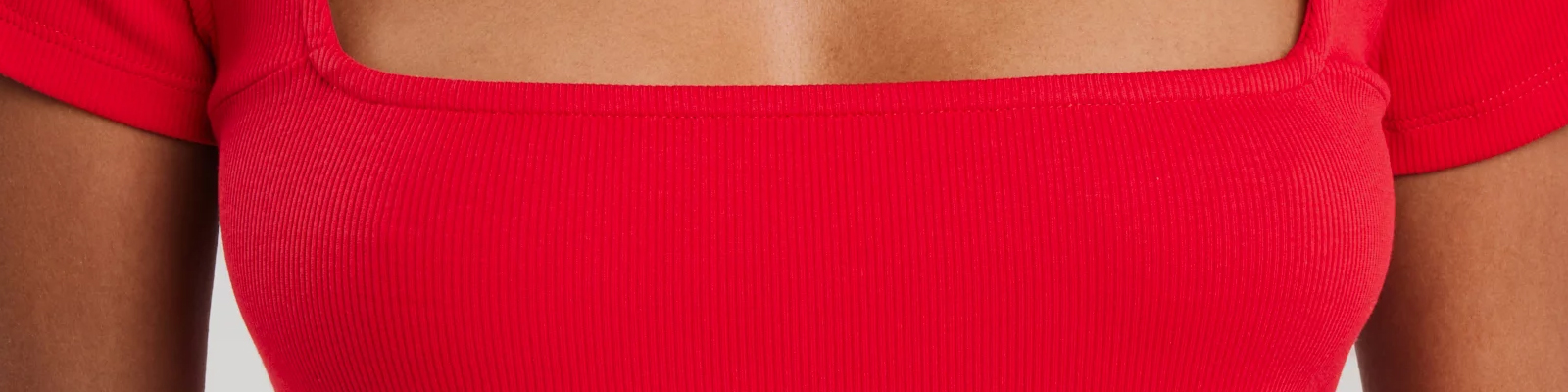 Sukienka na lato z dekoltem - wybierz najlepszą do swojej sylwetki