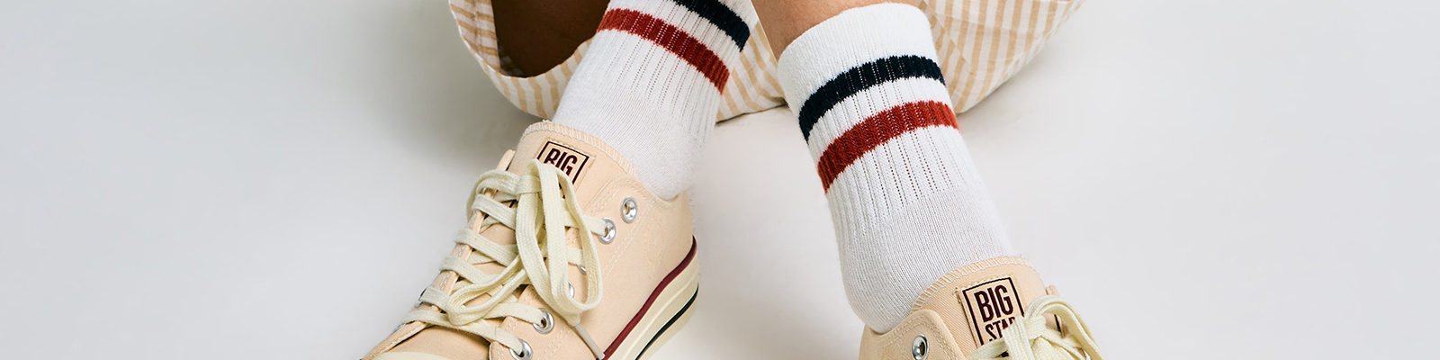 Skarpetki do spódnicy - najlepsze wzory, kolory i długości