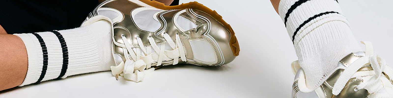 Jak doprać białe skarpetki, żeby wyglądały jak nowe?