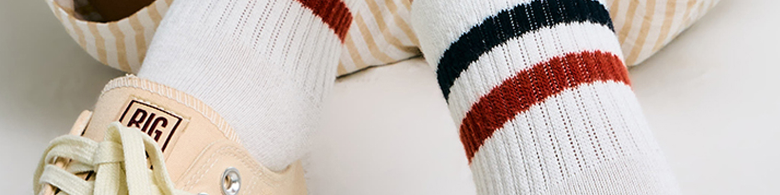 Skarpetki na spodniach to hit czy kit? Moda uliczna pod lupą