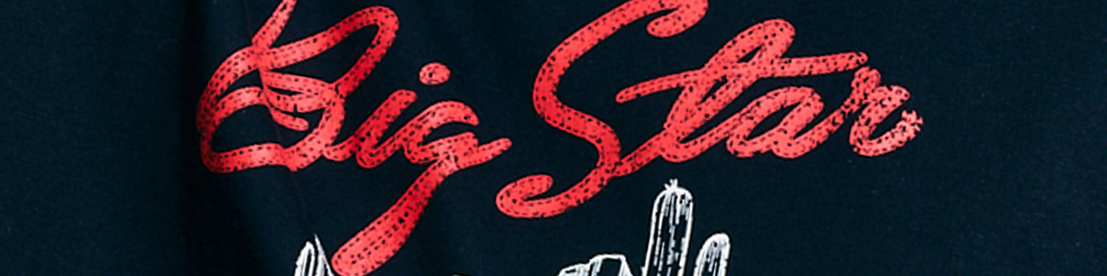 Jak nosić T-shirt w spodniach: na wierzchu czy nie? Stylizacyjne dylematy rozwiązane