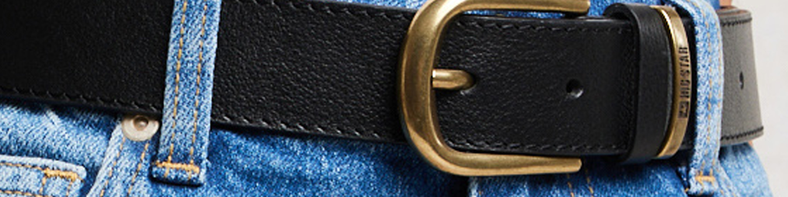 Połączenie pasków i jeansu to hit czy kit? Stylizacje i zasady doboru wzorów ubrań