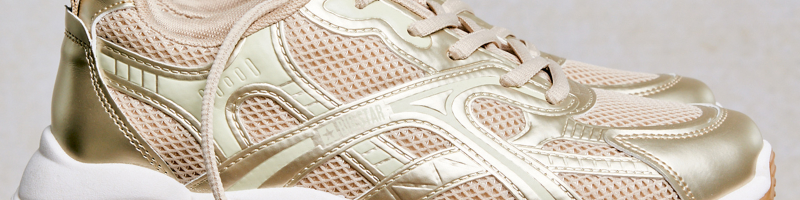 Jakie wybrać buty na spacer z psem? Postaw na wygodne fasony