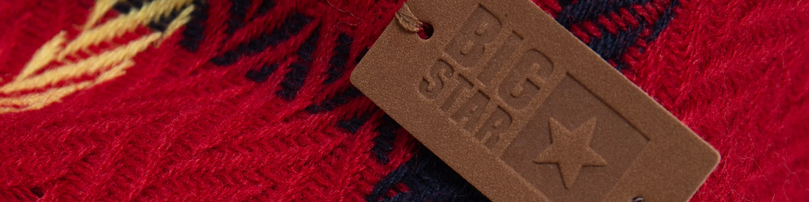 Jakie kolory czapek i szalików są modne w sezonie 2025/2026?