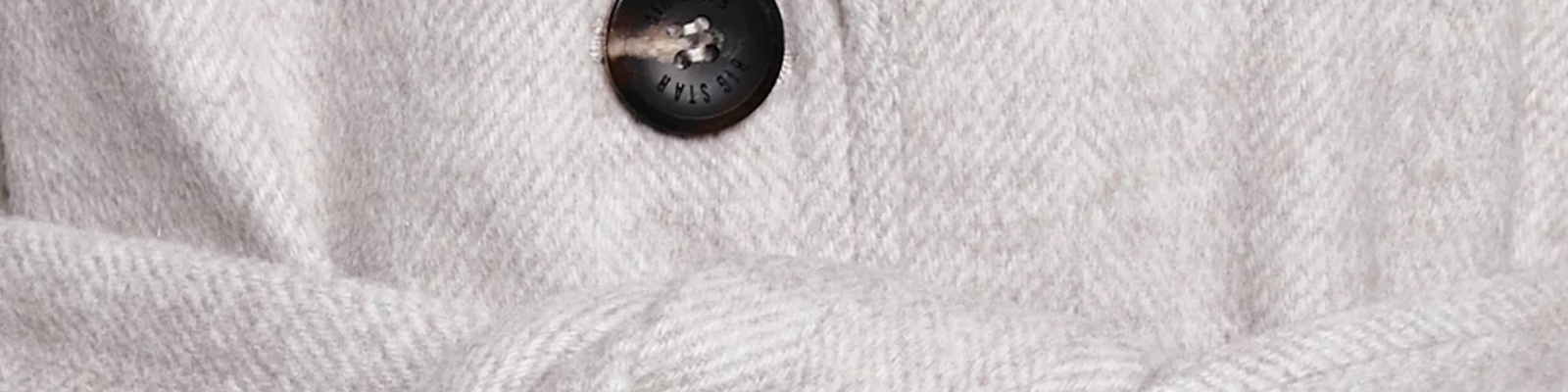 Jak wybrać bardzo ciepły płaszcz zimowy damski? Zwróć uwagę na te cechy