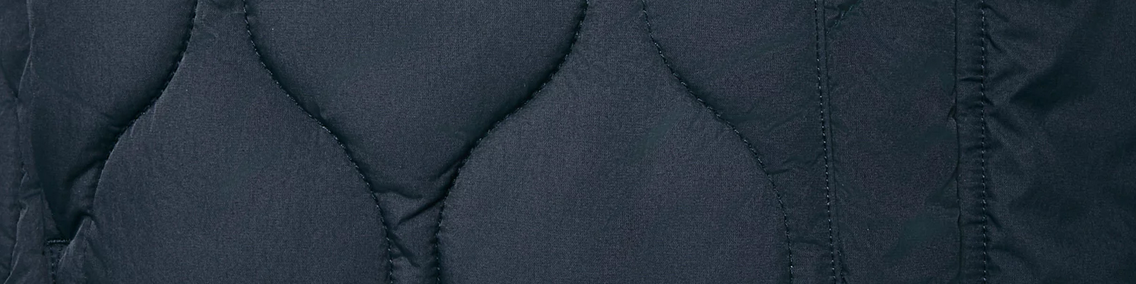 Jak nosić płaszcz oversize? Pomysły na modne stylizacje