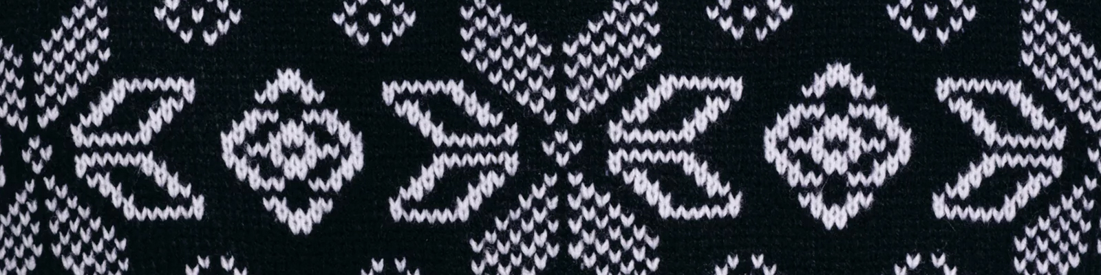 Jak stylizować jeansy zimą?