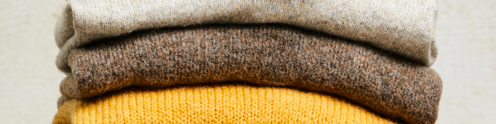 Modne kolory swetrów na sezon 2025/2026