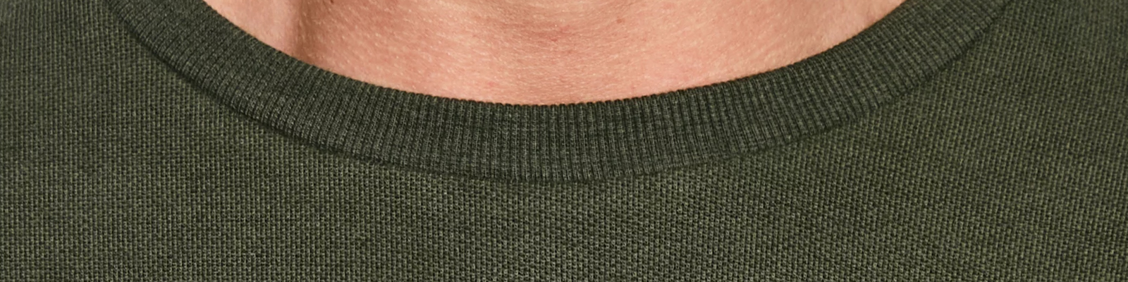 Co to jest bluza crewneck i jak ją nosić? Poradnik modowy